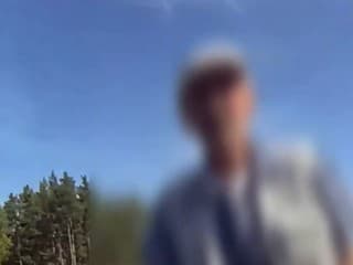 Senior sa prechádzal popri