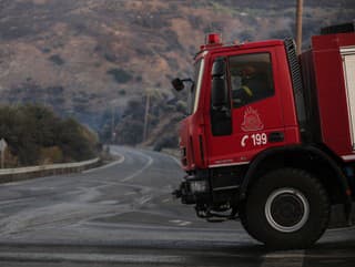 Hasič riadi hasičské auto