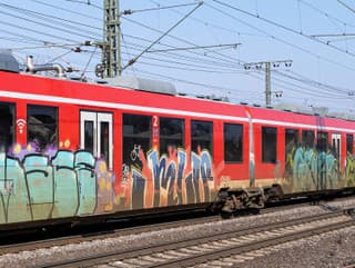 Kamene, grafity aj útoky