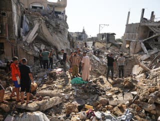Palestínčania prehľadávajú budovy, ktoré