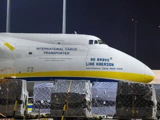 Poškodený Antonov pristál v