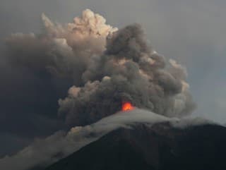 Nebezpečná sopka Fuego sa