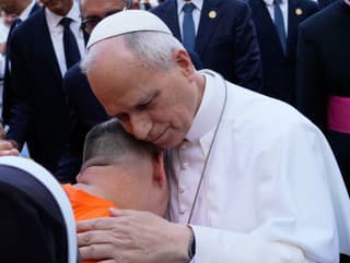 Pápež Lev XIV. objíma