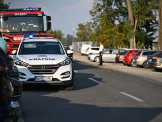Policajné a hasičské auto