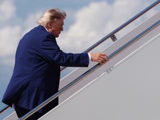 Trump sa pri odlete