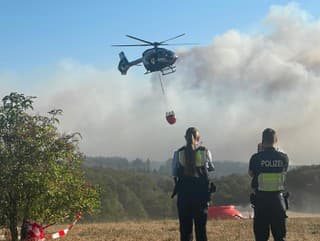 Policajti sledujú policajný vrtuľník