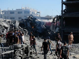 Palestínčania sa zhromažďujú okolo
