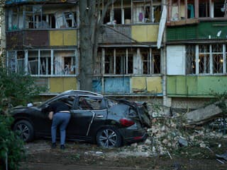 Miestny obyvateľ sa pozerá