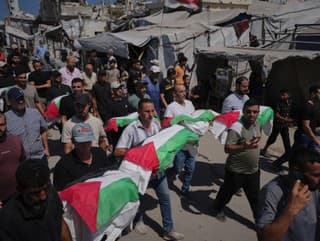 Smútiaci nesú telá Palestínčanov