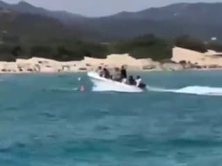 Migranti na motorovom člne