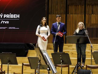 Zľava moderátori Veronika Meszárosová