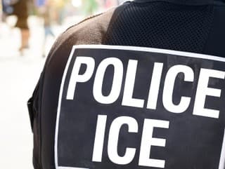 ICE nakúpi elektrošokové rukavice