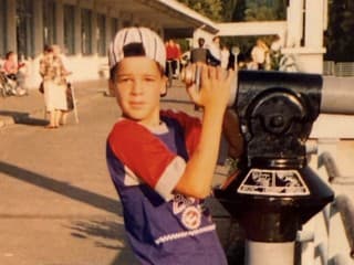 FOTOHÁDANKA: Spoznávate známeho moderátora?