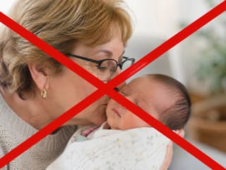 Babka bozkáva novorodenca