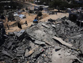 Palestínčania kráčajú okolo zničeného