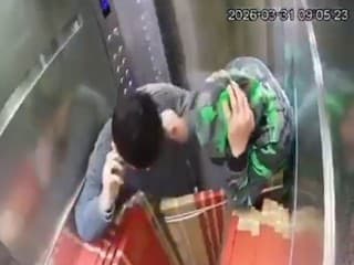 Robotníci v kabíne sa