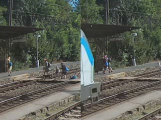 Rodinka prechádzala cez koľajnice