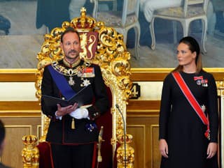 Kráľ Haakon VIII. (vľavo)