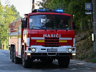 Požiar pri Trnave stále