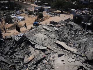 Palestínčania kráčajú okolo zničeného