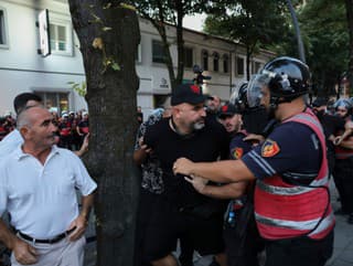 Protest pred albánskym parlamentom.