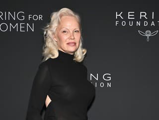 HRIEŠNY OUTFIT Pamely Anderson: