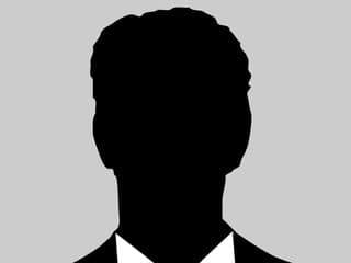 James Bond je už