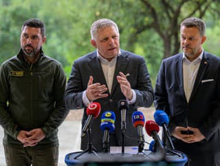 Na snímke zľava minister