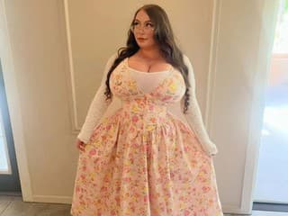 Modelka má obrovské prsia.