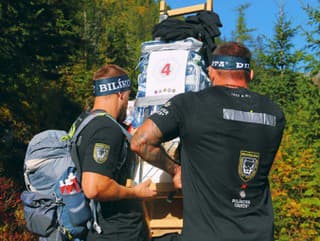 Policajti a záchranári vyniesli