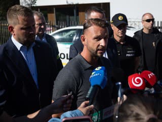 Na snímke zľava minister