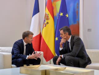 Macron a Sánchez privítali