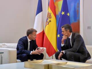 Macron a Sánchez privítali