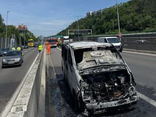 Požiar auta na moste