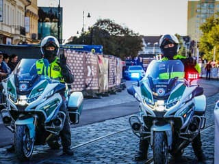Policajti pomáhajú udržiavať poriadok