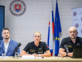 Na snímke zľava zástupca
