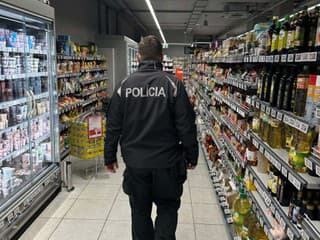 Polícia vykonáva kontrolu maloobchodných