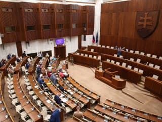 Poslanci sa od PONDELKA