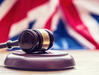 Britská firma znižuje dlh