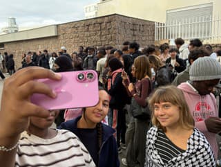 Aktivistka Greta Thunberg pózuje