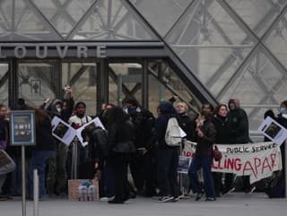 Protestujúci pracovníci blokujú vstup