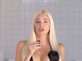 Blondýnka v bikinách! Nábor