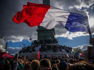 Človek drží francúzsku štátnu