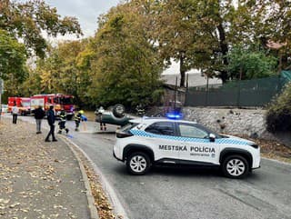 Prevrátené auto priamo v
