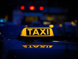 Policajná razia v taxislužbách: