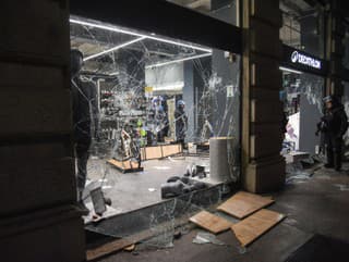 Predajňa Decathlonu, ktorú vyplienili