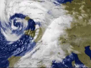 Búrka Austen paralyzovala Európu: