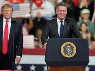 Prezident Donald Trump počúva,