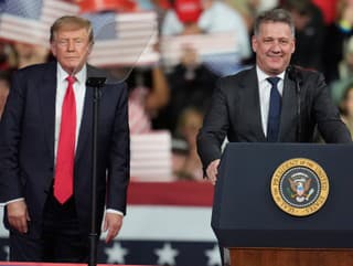 Prezident Donald Trump počúva,
