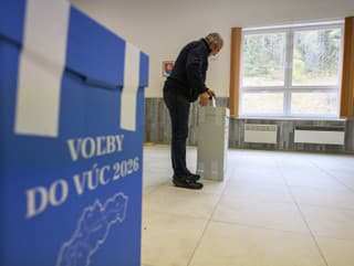 Volič vhadzuje obálku s